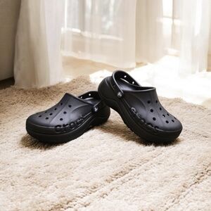 Crocs Baya Platform Clog Sandal in Black, Size 6 Women's, NWT.